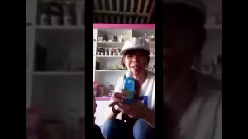 Ảnh meme Ăn nói xà lơ từ livestream chị gái hài hước