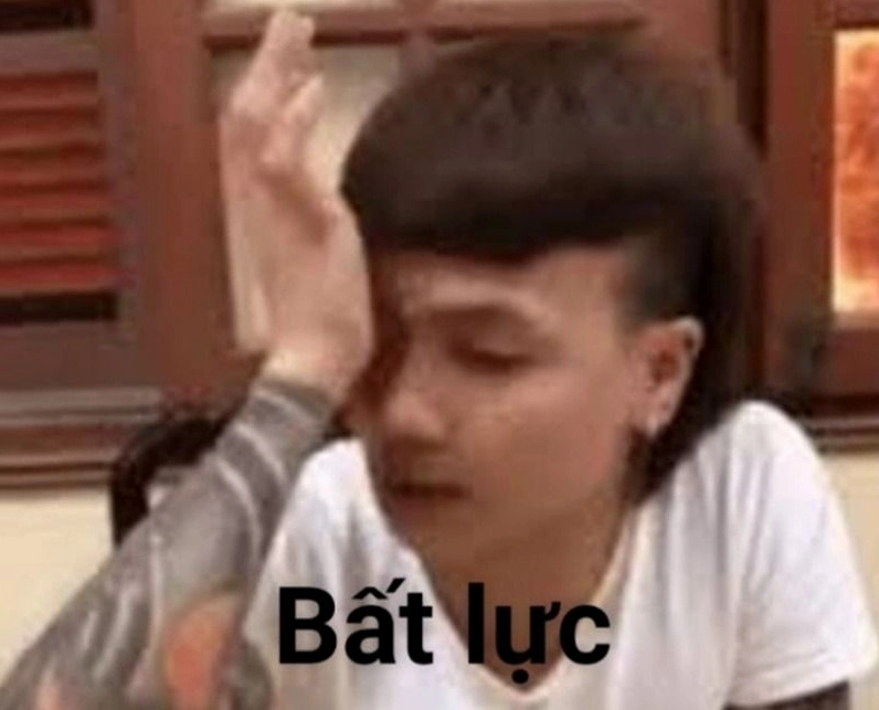 ảnh meme Bật mode chàng trai bất lực ngồi bó gối suy tư