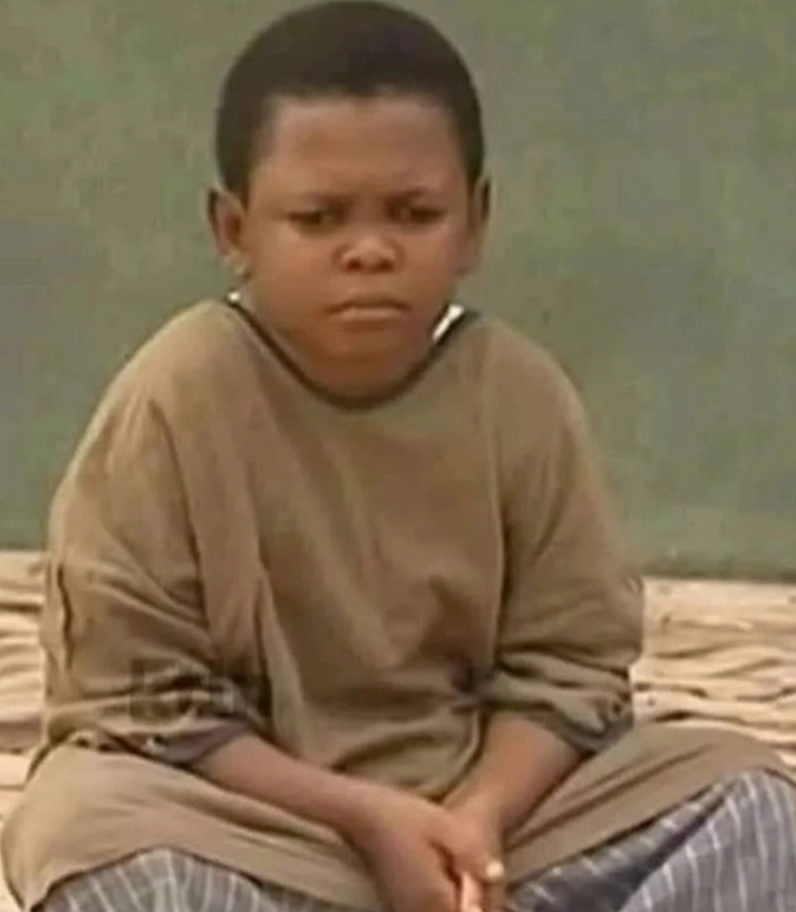 ảnh meme Bật mode cô gái bất lực ôm lấy đầu mình vì deadline