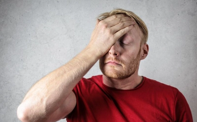 ảnh meme Bật mode người đàn ông chống nạnh biểu cảm nghiêm túc