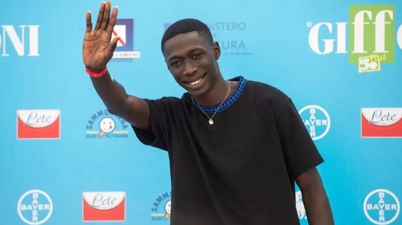 Ảnh meme Bóc phốt anh da đen đang vẫy tay