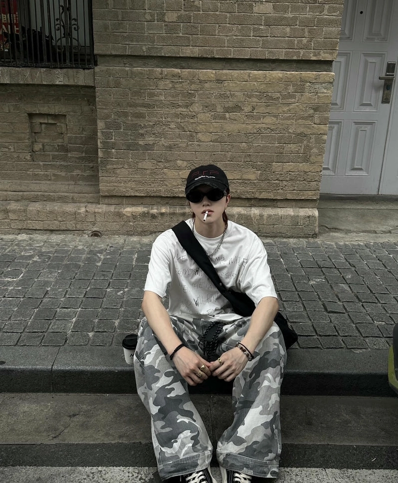 Ảnh meme Boy phố ánh nhìn mạnh mẽ