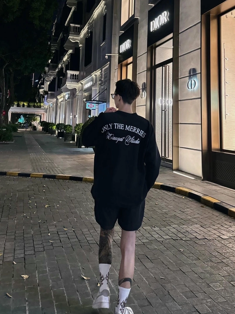 Ảnh meme Boy phố chụp phía sau bí ẩn