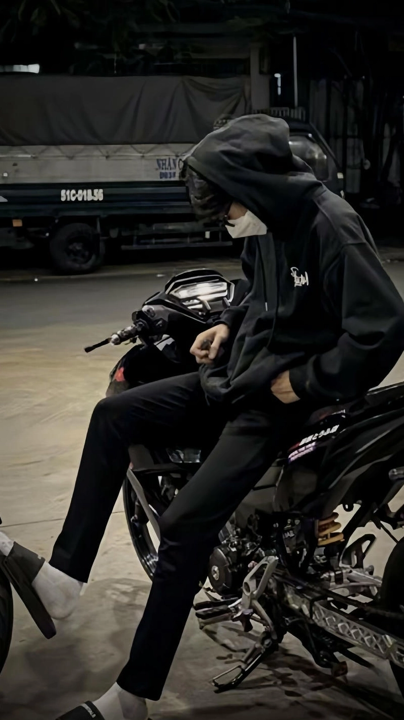 Ảnh meme Boy phố thần thái cuốn hút ban đêm