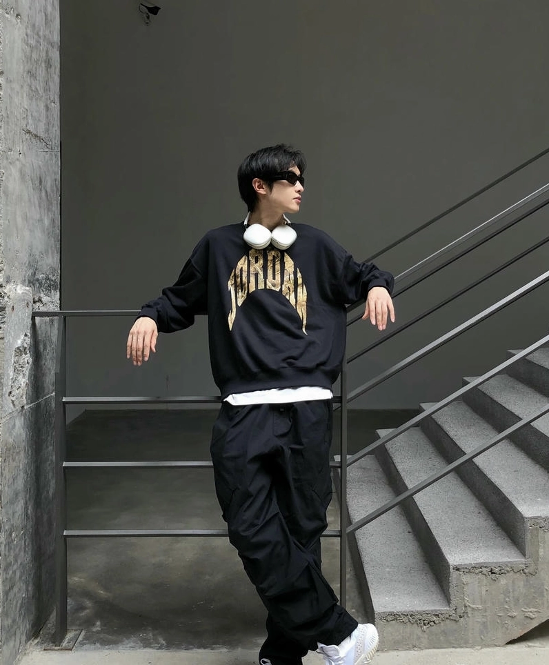 Ảnh meme Boy phố trang phục đơn giản cuốn hút