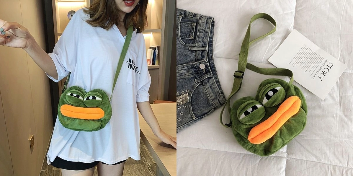 Ảnh meme Chúa tể ếch Pepe sad frog biểu cảm tối tăm trên chiếc túi đeo chéo