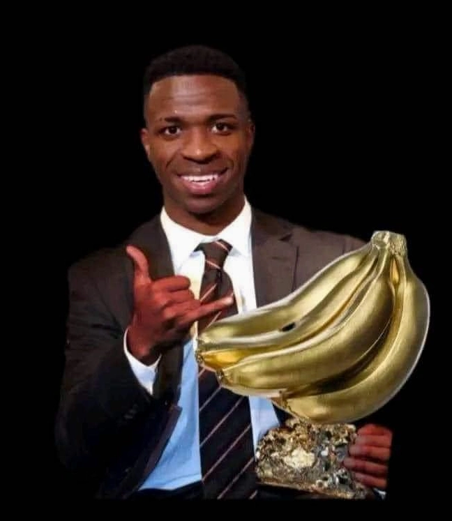 Ảnh meme Chúa tể Khỉ đột Vinicius với biểu cảm hài hước nhận Quả Chuối Vàng