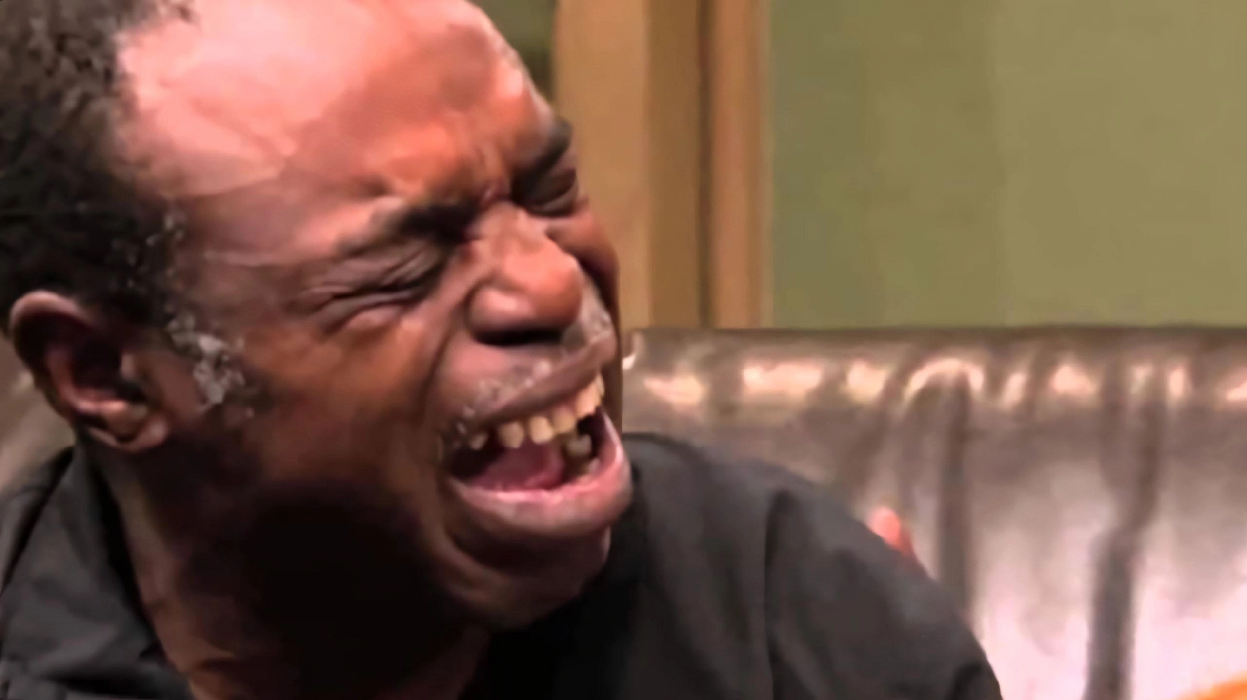 Ảnh meme Đăng xuất của anh da đen với vẻ mặt buồn rầu