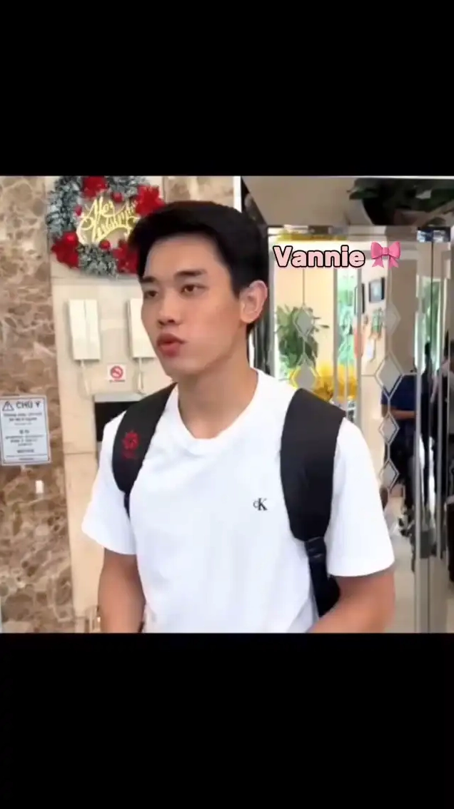 Ảnh meme Đăng xuất của cậu bé với biểu cảm bất lực hài hước