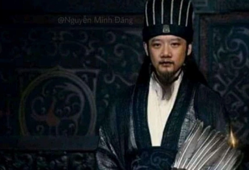 Ảnh meme Đăng xuất của Khổng Minh với ánh sáng trắng đầy suy tư