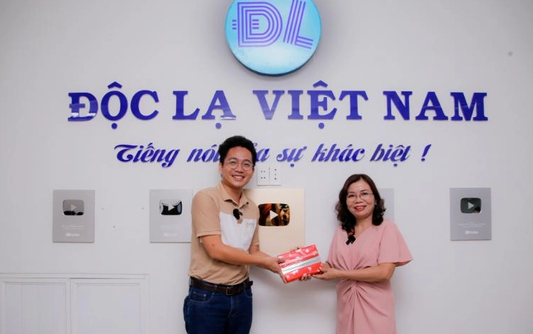 Ảnh meme Độc lạ Bình Dương hài hước về một nhân vật bí ẩn