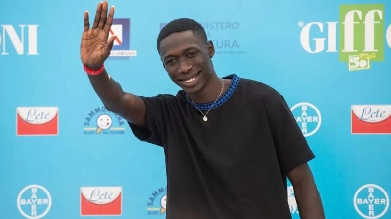 Ảnh meme Đu trend anh da đen đang vẫy tay đầy biểu cảm