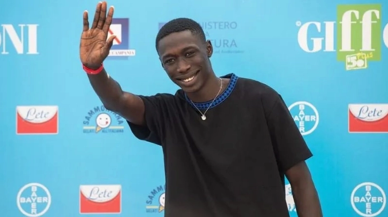 Ảnh meme Hóng biến về anh da đen đang vẫy tay đầy thân thiện