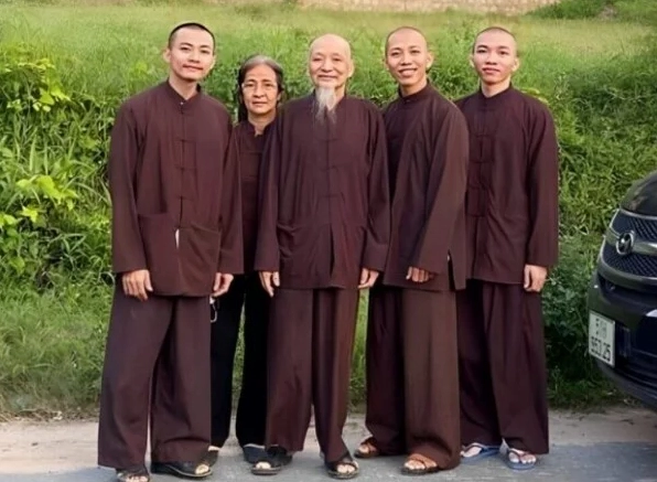 Ảnh meme Hướng nội chìm đắm trong suy nghĩ riêng