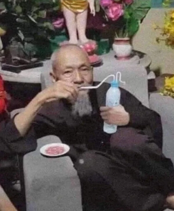 Ảnh meme Hướng nội cố gắng che mặt khỏi sự chú ý