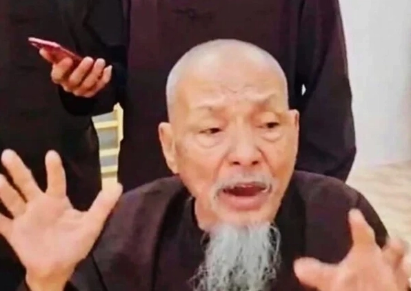 Ảnh meme Hướng nội với ánh mắt thấu hiểu cuộc đời