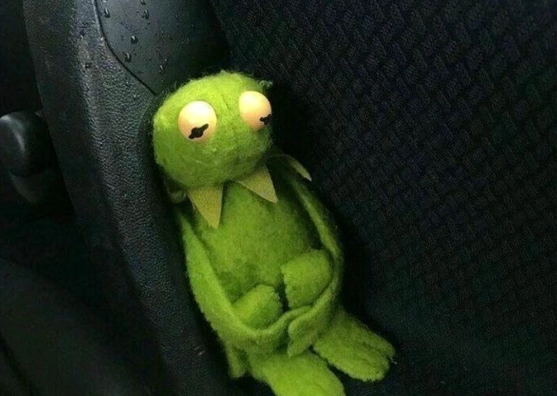 Ảnh meme Lụy tình cô đơn trên sofa trong đêm tối