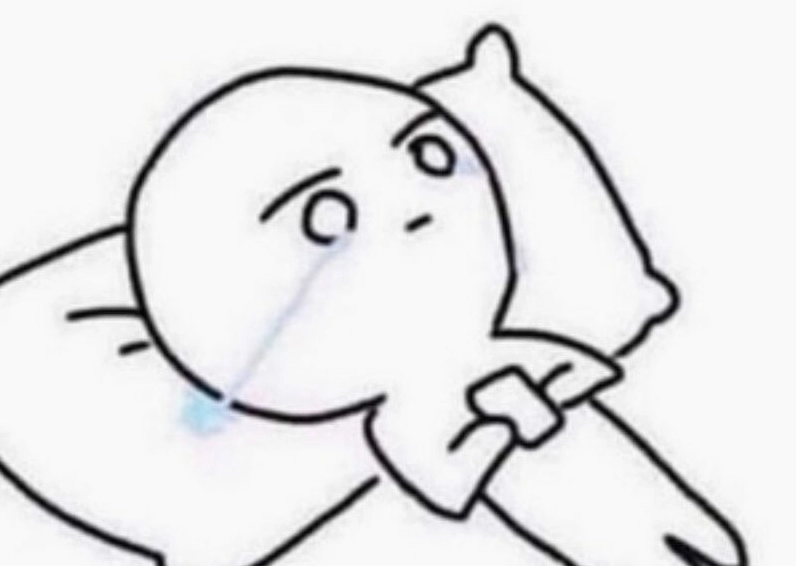 Ảnh meme Lụy tình cô gái ôm gối khóc ướt cả gối vì thất tình