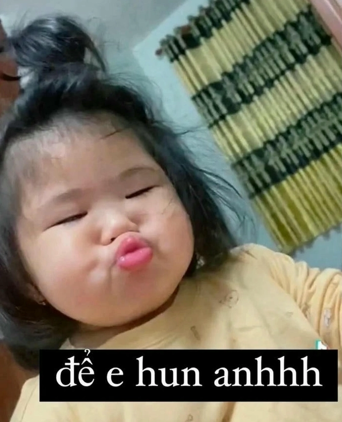 Ảnh meme Mỏ hỗn anh trai ánh mắt khiêu khích