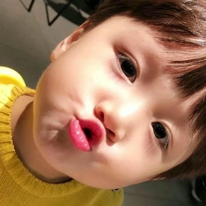 Ảnh meme Mỏ hỗn bé gái cười đểu dí dỏm