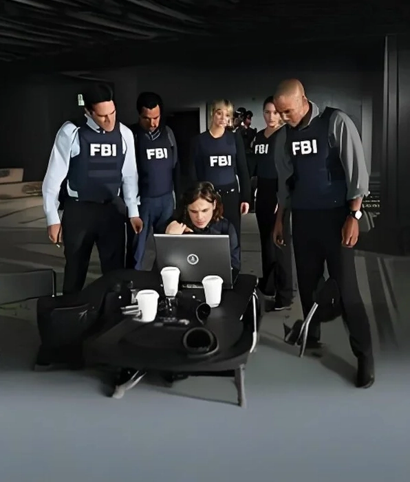 Ảnh meme Phong sát với đặc vụ FBI đang chỉ tay vào ai đó