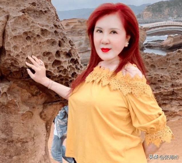 ảnh meme Phú bà với ánh mắt sắc lẹm đầy quyền lực