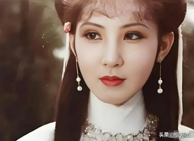 ảnh meme Phú bà với biểu cảm suy tư đầy sang chảnh