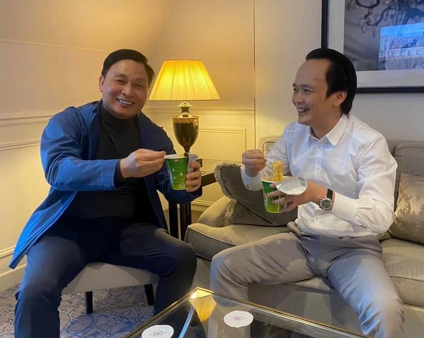 Ảnh meme Simp chúa chàng trai quỳ gối bi thương