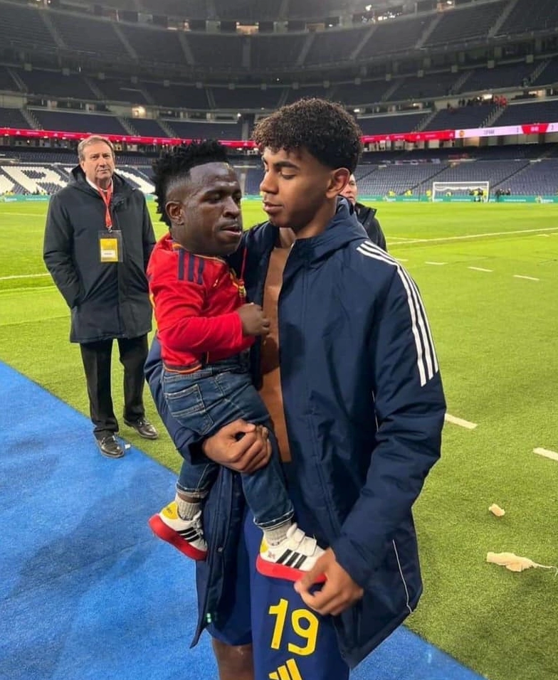 Ảnh meme Simp chúa Lamine Yamal bế em bé Vinícius