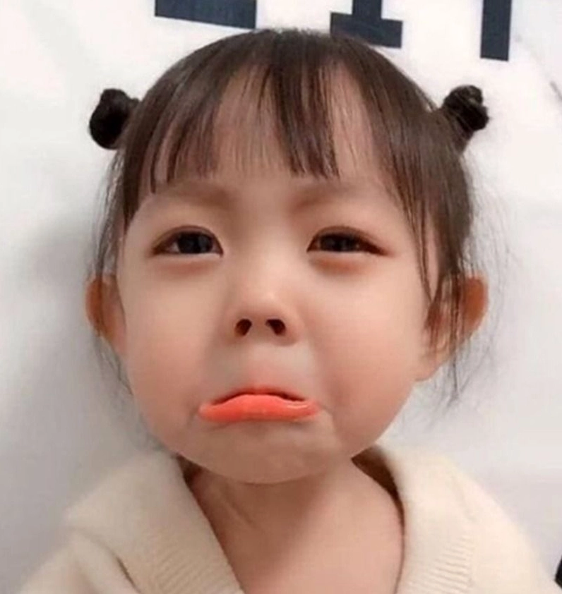 Ảnh meme Tiểu tam em bé giãy giụa và khóc không ngừng nghỉ