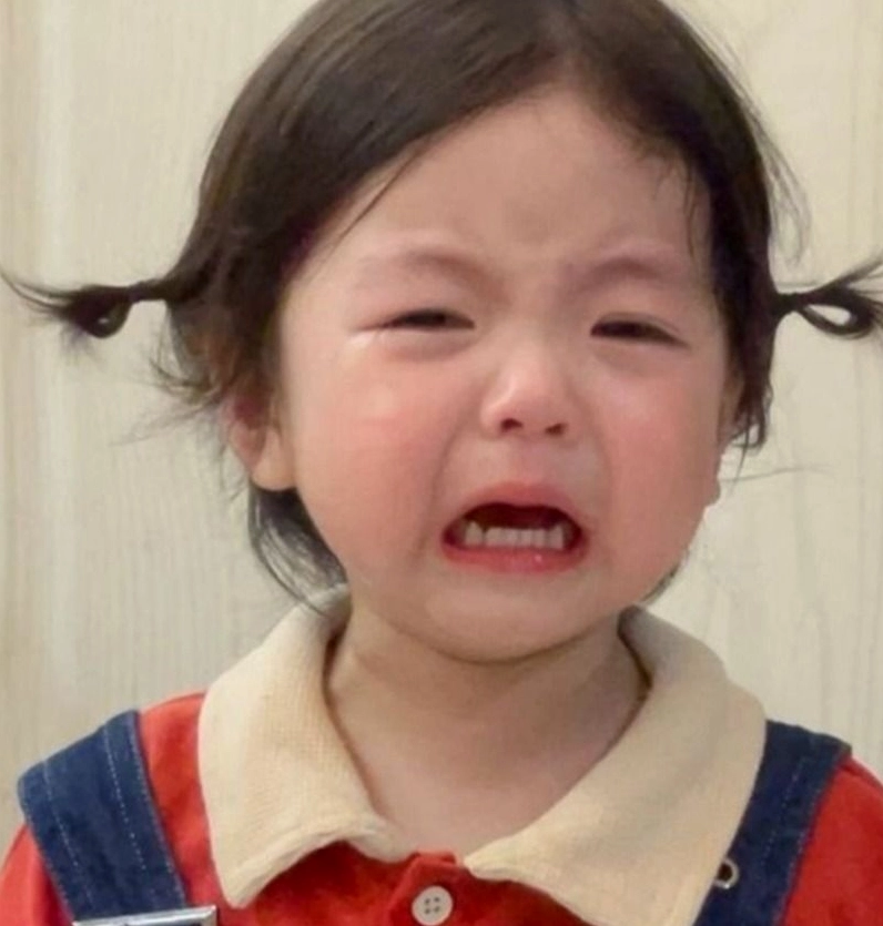 Ảnh meme Tiểu tam em bé với khuôn mặt méo xệch đầy ấm ức