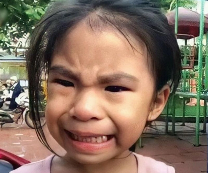 Ảnh meme Tiểu tam với em bé khóc lóc gào thét không ngừng nghỉ