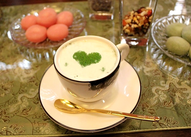 Ảnh meme Trà xanh với tách matcha trong khung cảnh bình yên