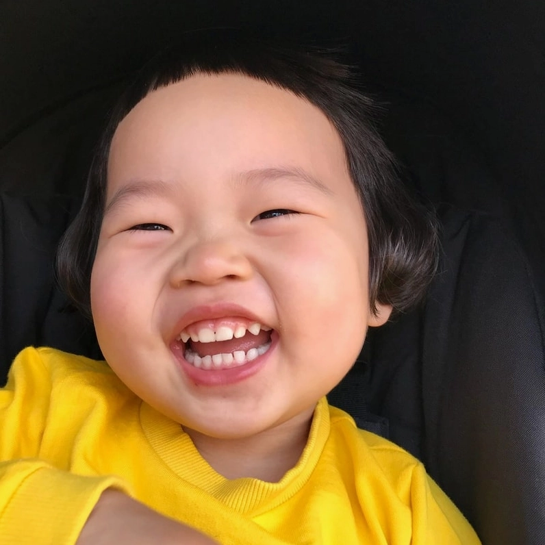 Ảnh meme Xu cà na em bé cười hồn nhiên tươi sáng