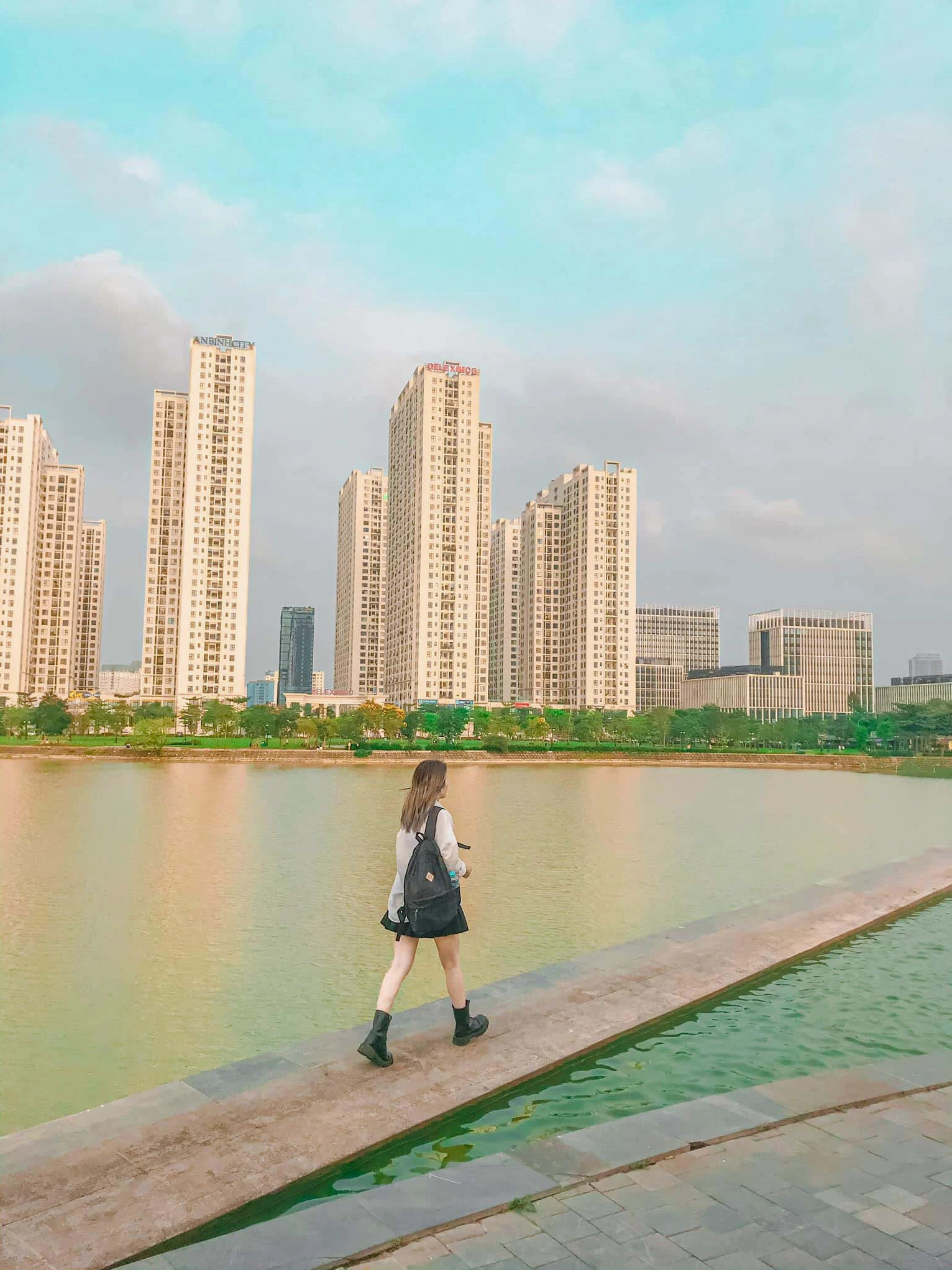 Cô gái cầm điện thoại chụp ảnh meme Check-in sống ảo bờ hồ thơ mộng