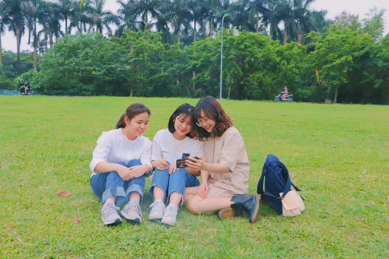 Cô gái tạo dáng phức tạp chụp ảnh meme Check-in sống ảo bờ hồ