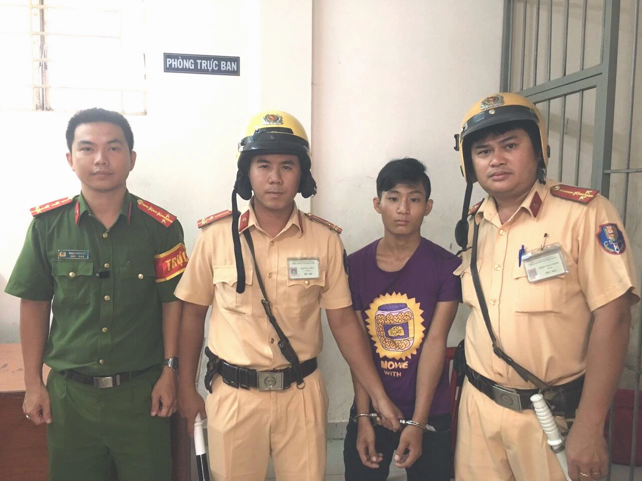 Hình ảnh ảnh meme Phong sát một cảnh sát trẻ tuổi đầy năng lượng