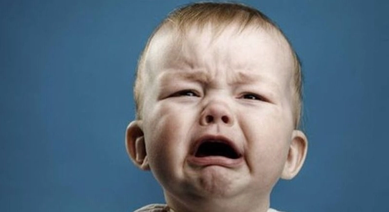 Hình ảnh ảnh meme Tiểu tam em bé khóc ầm ĩ đầy bất mãn