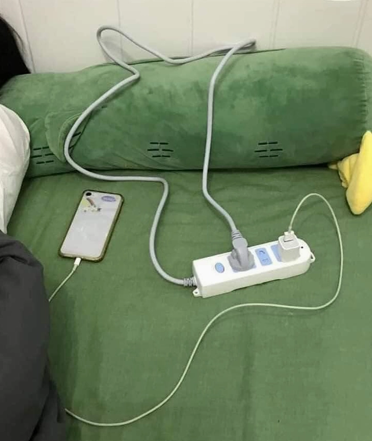 Hình ảnh cảnh báo hài hước về chú chó tinh nghịch là ảnh meme Độc lạ Bình Dương