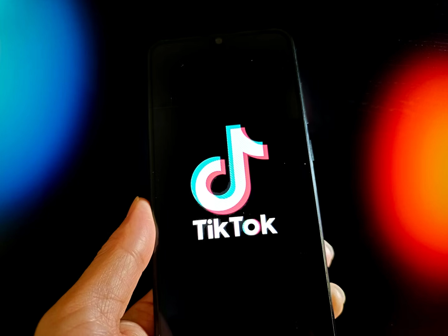 Hình ảnh logo TikTok trên điện thoại liên quan ảnh meme Pick me boy