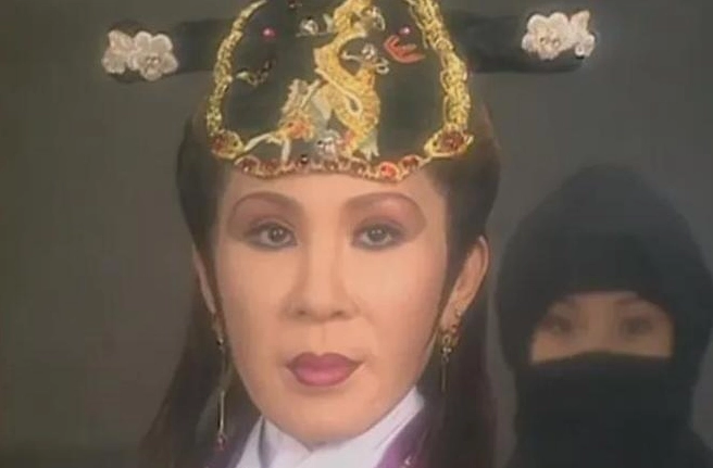 Khoảnh khắc ảnh meme Phú bà với chiếc điện thoại sang trọng