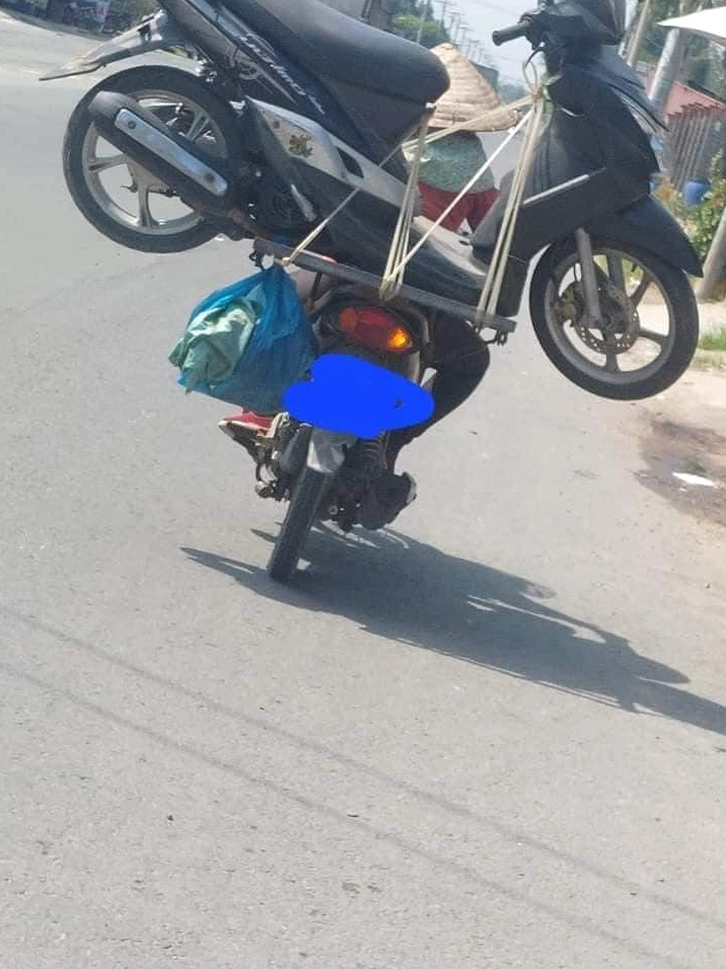 Khoảnh khắc đời thường nhưng đầy tính biểu tượng của ảnh meme Độc lạ Bình Dương