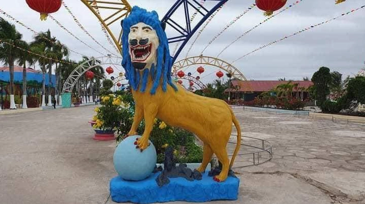 Lại một bức ảnh về tượng con vật kỳ dị hai đầu mang đậm chất ảnh meme Độc lạ Bình Dương