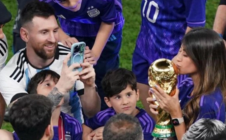 Messi phục vụ vợ trong bối cảnh đường phố Việt Nam gây cười với ảnh meme Độc lạ Bình Dương
