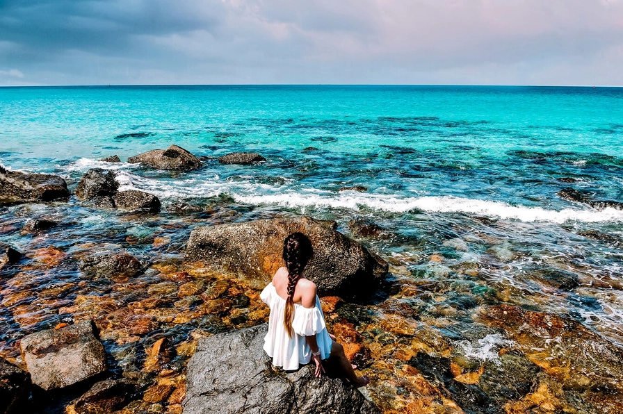 Minh họa ảnh meme Check-in sống ảo ảo diệu giữa không gian nghệ thuật