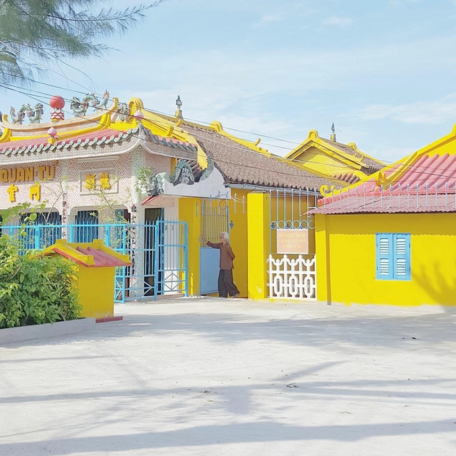 Người khoe giải thưởng và xấp tiền đô lấp lánh trong ảnh meme Flex đến hơi thở cuối cùng