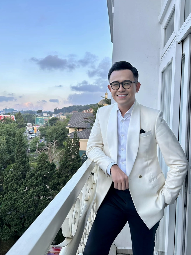 Người khoe túi hiệu và trang sức lấp lánh là ảnh meme Flex đến hơi thở cuối cùng