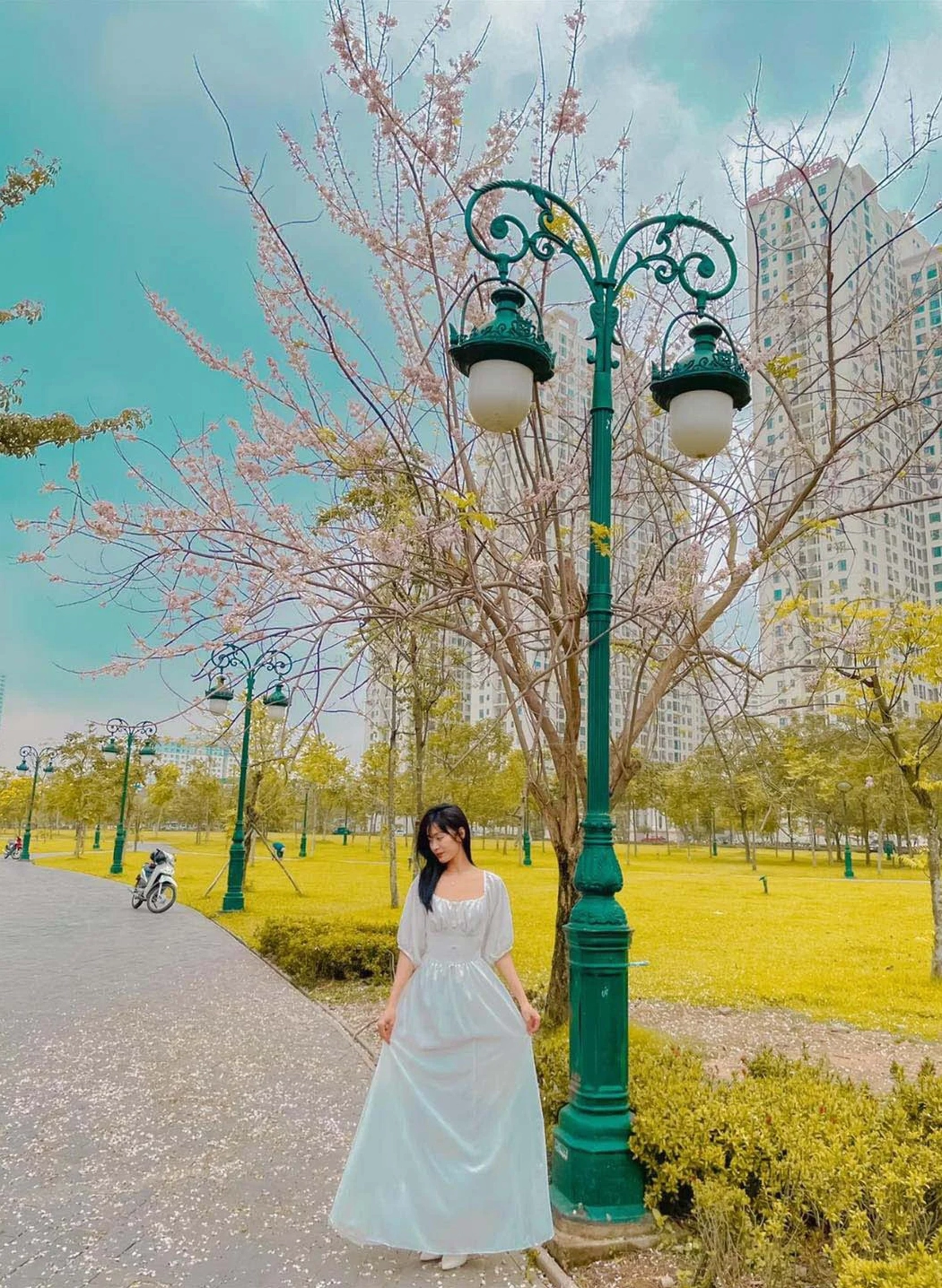 Nhóm bạn check-in ảnh meme Check-in sống ảo góc phố Hà Nội vui nhộn