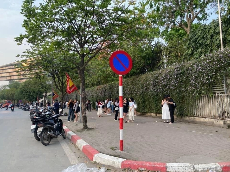 Nhóm bạn trẻ chụp ảnh meme Check-in sống ảo tường hoa tím rực rỡ