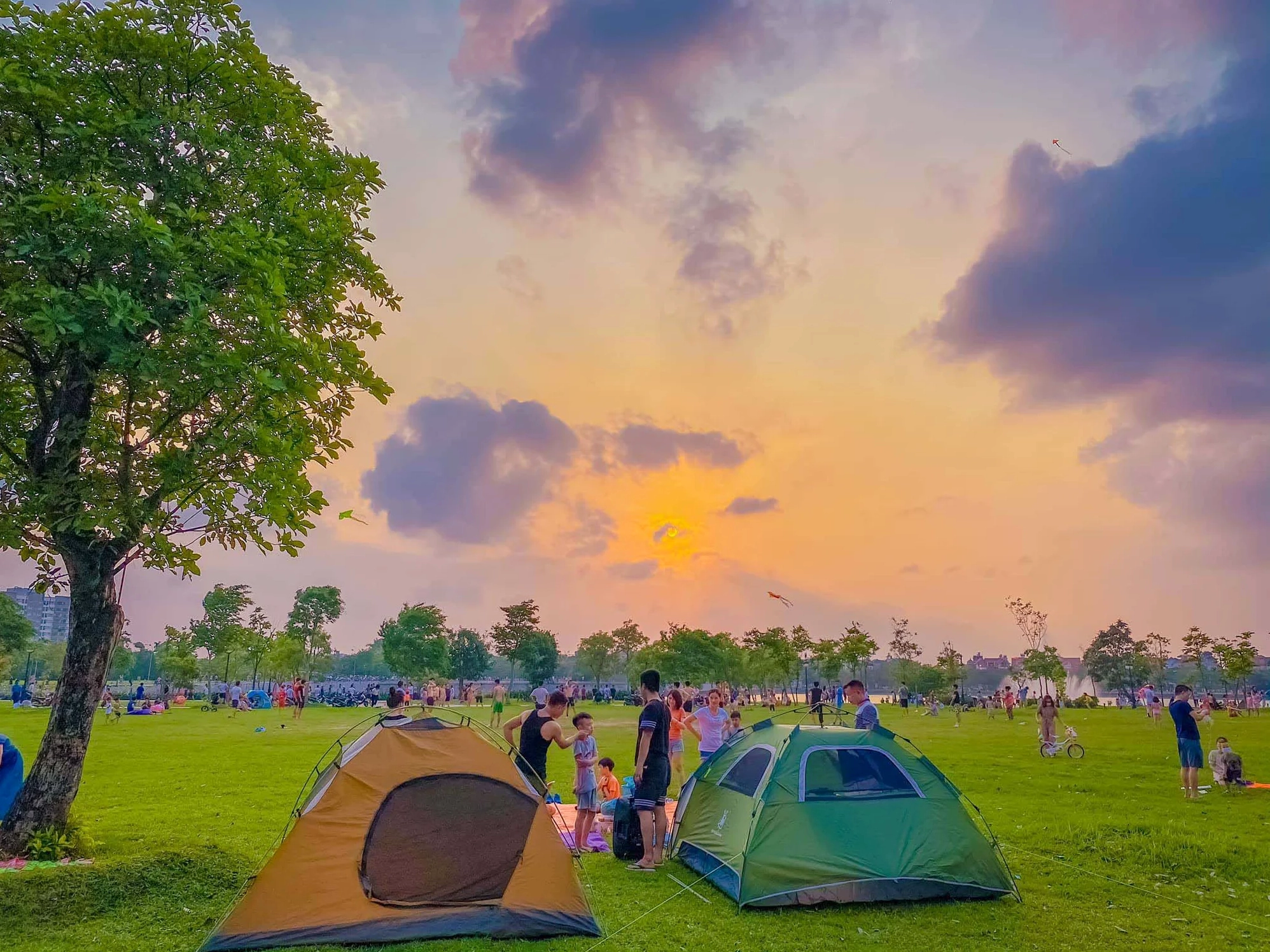 Phong cảnh thiên nhiên và cô gái tạo dáng chụp ảnh meme Check-in sống ảo